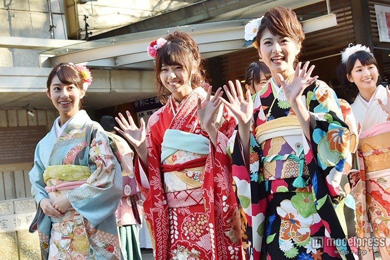 乃木坂46・2015年新成人（左から：桜井玲香、西野七瀬、若月佑美）