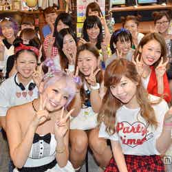集まったファンと一緒に記念撮影／斉藤夏海、MACO（左から）