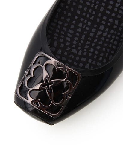 メタルモチーフつきレインパンプス「INDIVI」7,452円(税込)