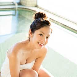 モデルプレス - 2017年ブレイク候補の“恥ずかしがり屋美女”はキュートな色気!入浴ショットで美谷間ちらり