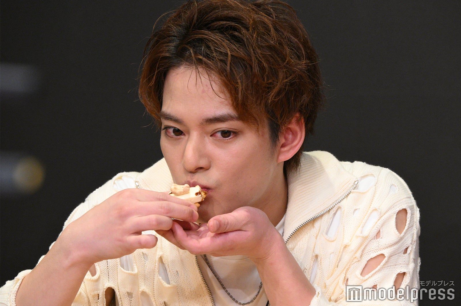 チーズタルトを試食する中山優馬（C）モデルプレス