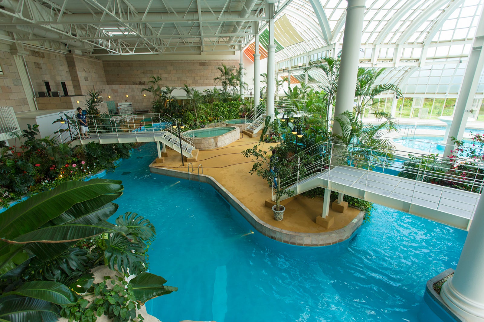 森のプール／画像提供：ハウステンボス