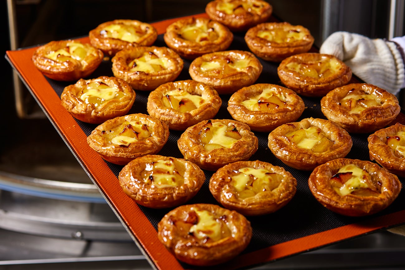 焼きたて北海道アップルパイ1個480円、4個入1,920円（税込）／提供画像