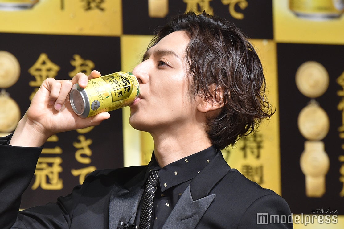 レモンサワーを飲む生田斗真（C）モデルプレス