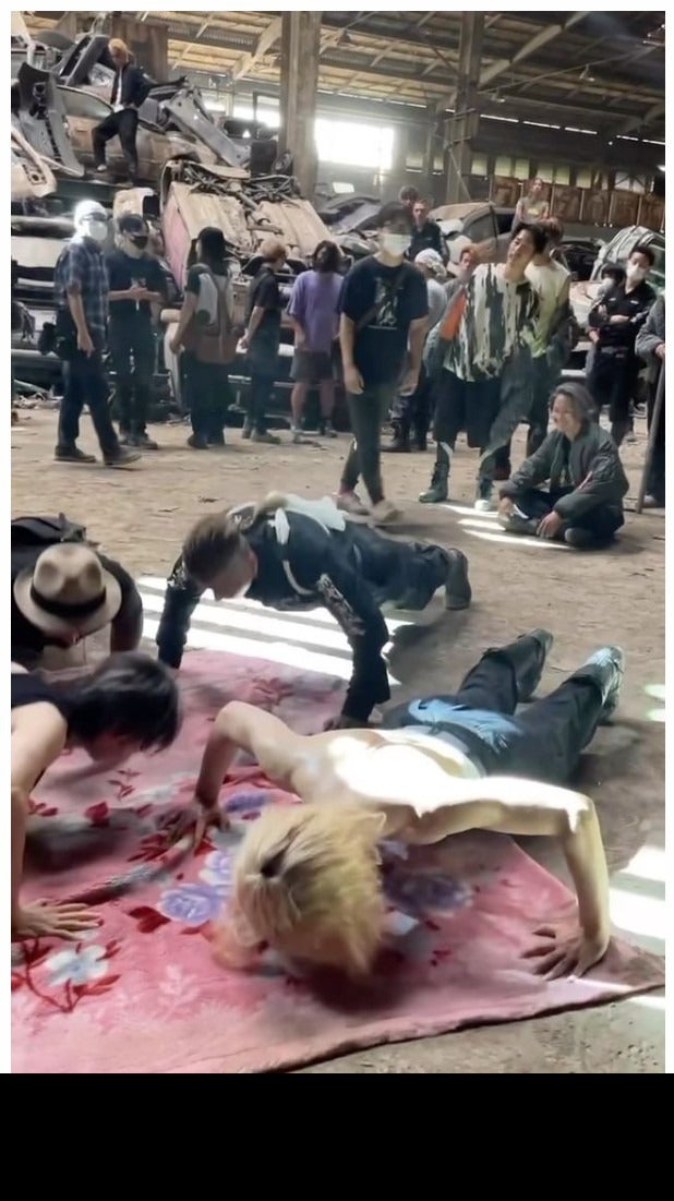 山田裕貴、吉沢亮、村上虹郎らの撮影現場／「東京リベンジャーズ2 血のハロウィン編 -運命-／-決戦-」公式Instagramより