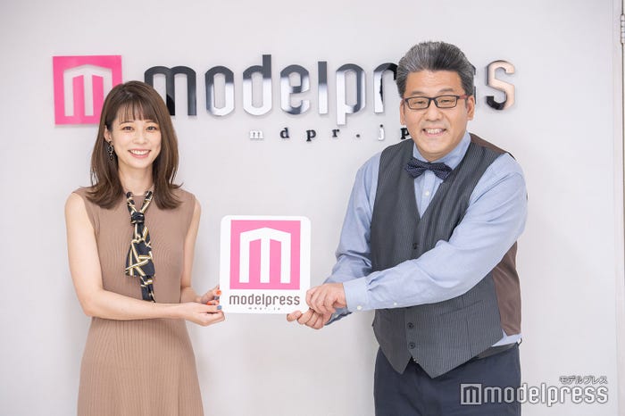 鈴木唯アナウンサー、軽部真一アナウンサー (C)モデルプレス