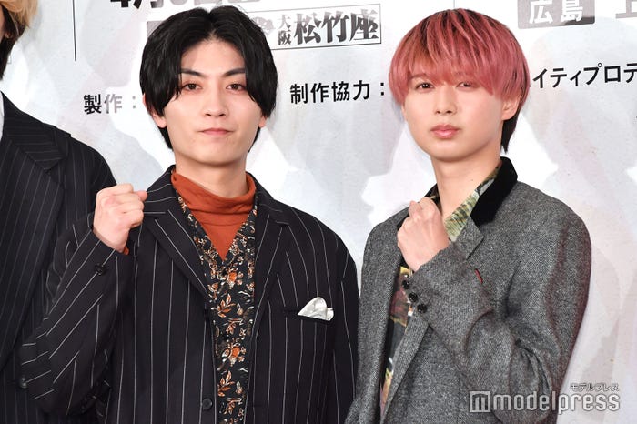 会見中何度かアイコンタクトを取って仲の良さを見せていた本高克樹、井上瑞稀 (C)モデルプレス