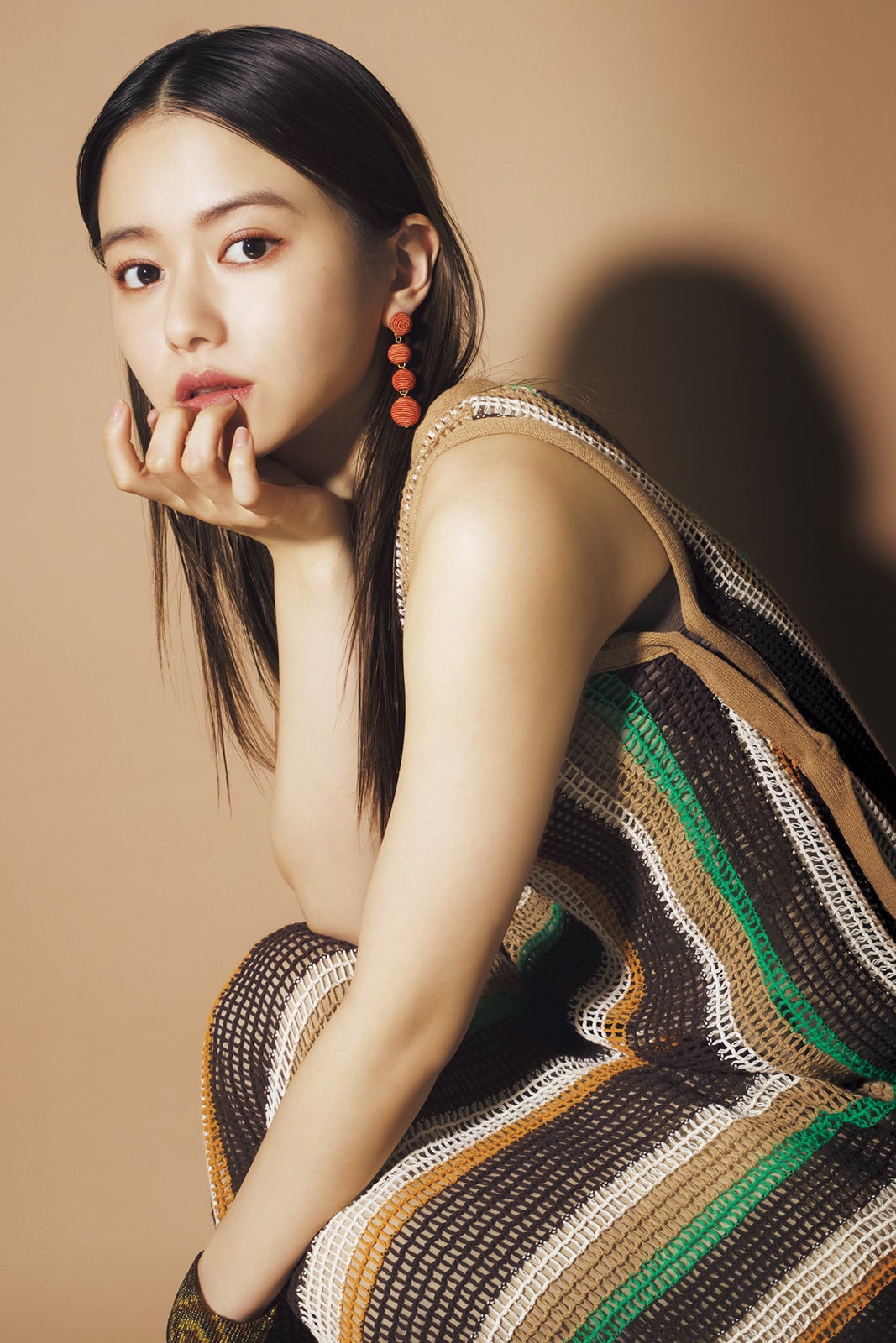 山本舞香、艶めく素肌で魅了 芸能界で憧れる2人のビッグな先輩語る