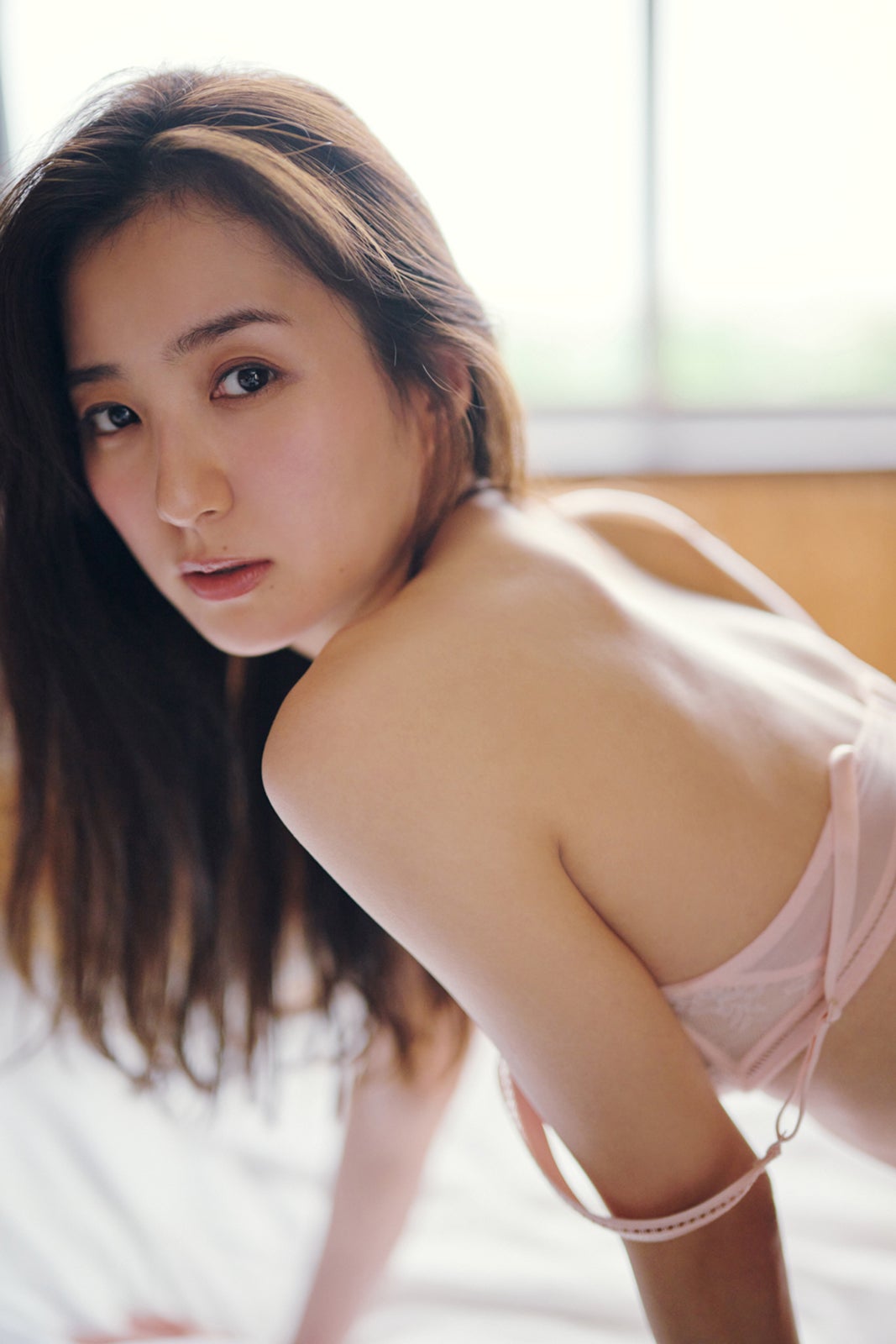 高田里穂、胸元に釘付け 大胆セクシーな写真集表紙解禁＜完成された未完成＞ - モデルプレス