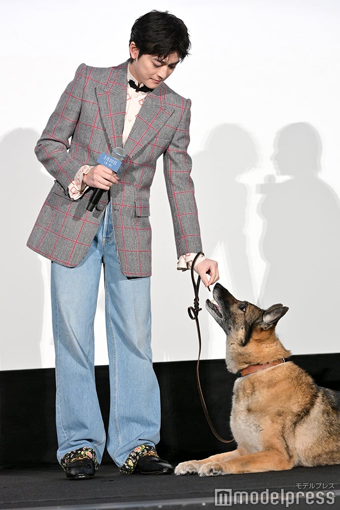 高橋文哉、さくら（C）モデルプレス