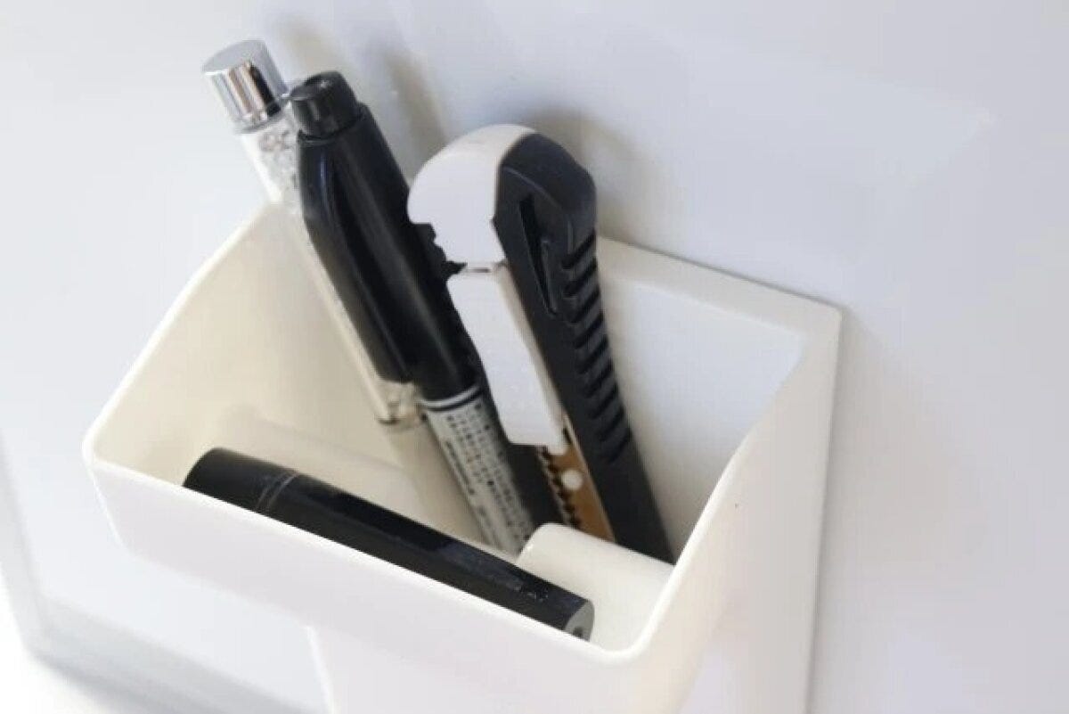 ダイソー　印鑑・ペンボックス（白、8.4cm×11cm×6.2cm）　使用例