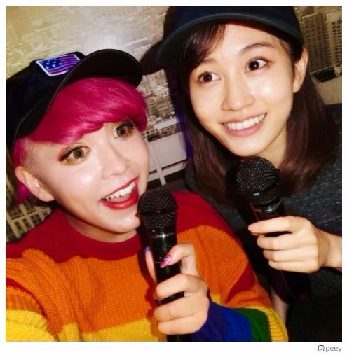 前田敦子＆ぺえ、“全力カラオケ”でAKBメドレー