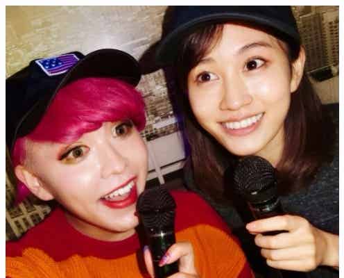 前田敦子&ぺえ、“全力カラオケ”でAKBメドレー