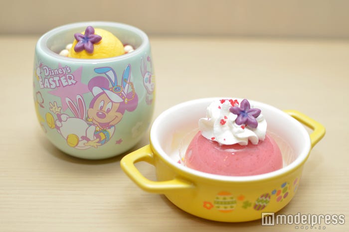 ストロベリームース&レモンゼリー、スーベニアカップ付き¥750(奥)、チェリー&ホワイトチョコレートのムースケーキ、スーベニアキャセロール付き¥880(手前)/(C)モデルプレス