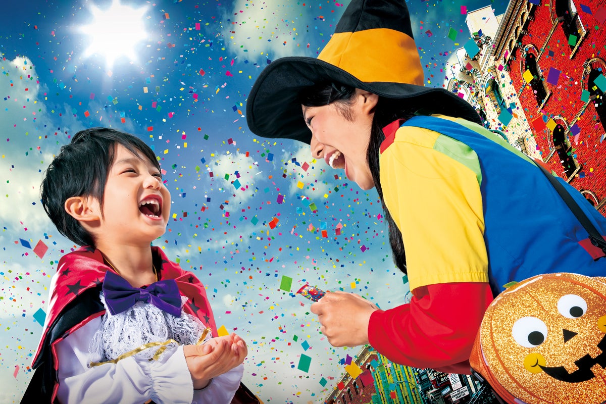 パーク中で「トリック・オア・トリート」／画像提供：ユニバーサル・スタジオ・ジャパン