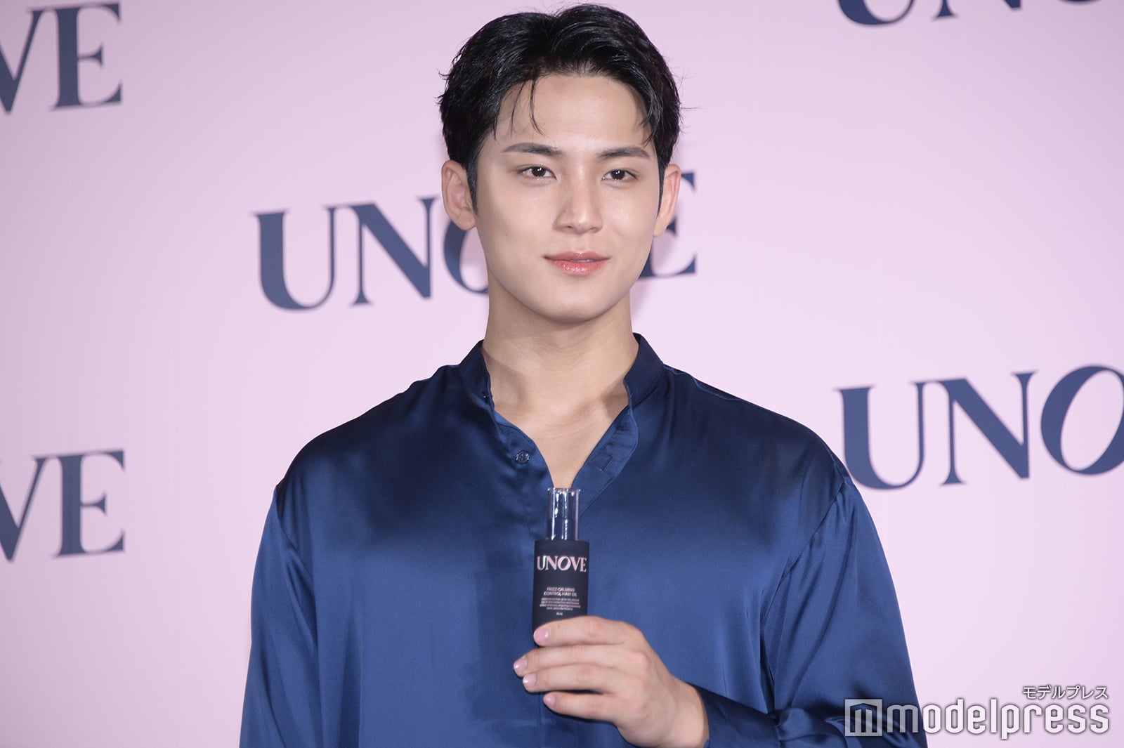 製品を掲げるミンギュ（C）モデルプレス