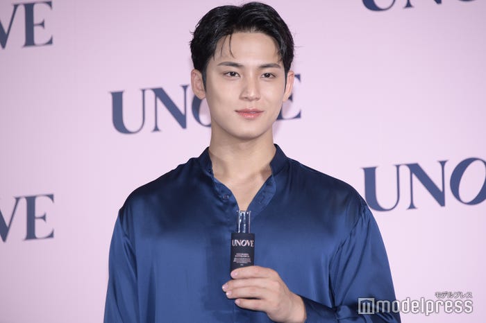 製品を掲げるミンギュ(C)モデルプレス