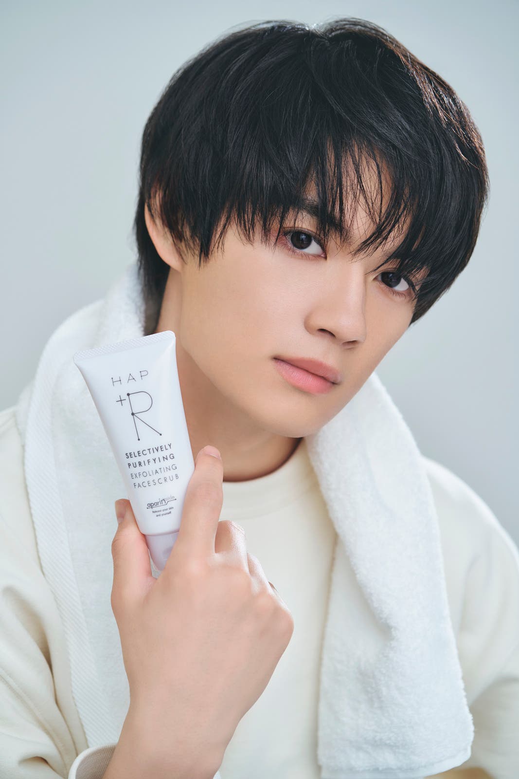 思わずさわってみたくなる、佐野勇斗のツルツル肌にも注目!