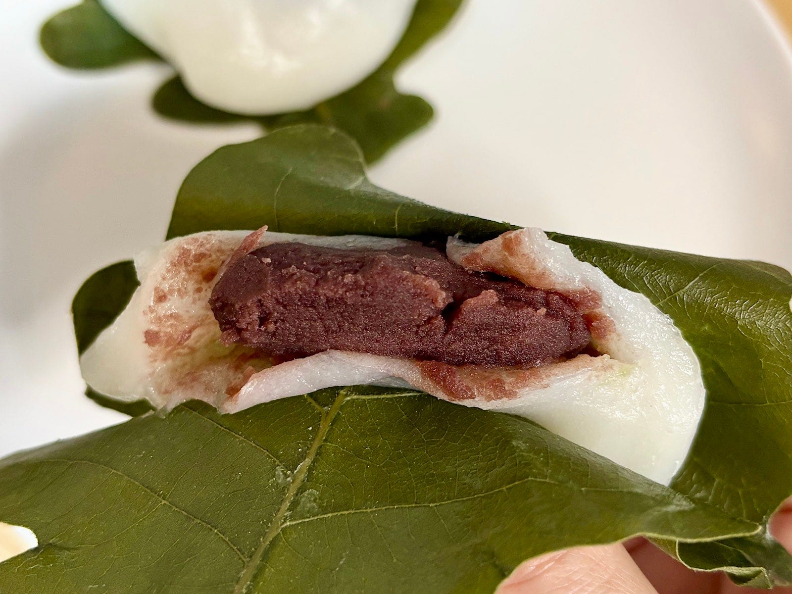 コシのある団子生地に、あんこがたっぷりと詰まった、和菓子好きにはたまらない一品です 