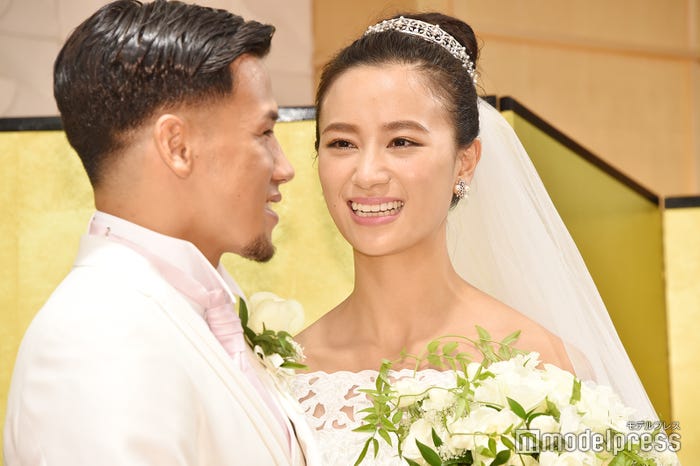 高橋ユウ、卜部弘嵩夫妻(C)モデルプレス