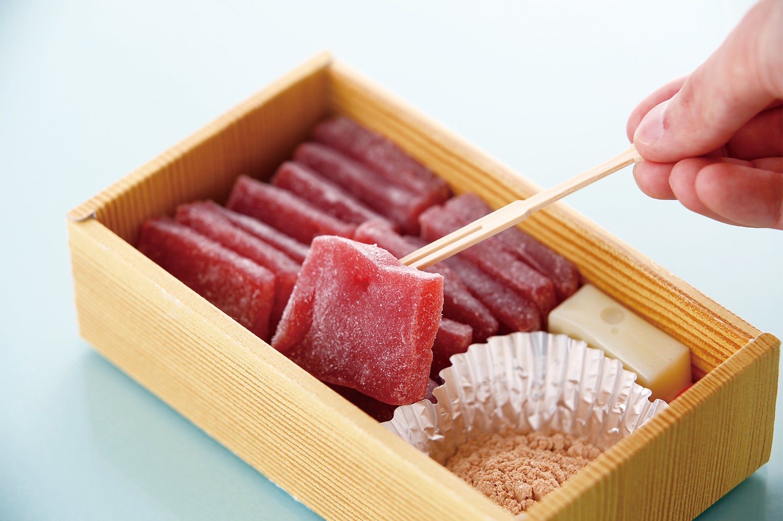 あまおう苺入りわらび餅「博多あまび」1,620円（1箱14枚入り）／画像提供：伊都きんぐ