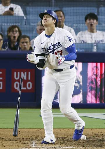 ロバーツ監督 大谷翔平の無事を強調「死球を受けた箇所は大丈夫」投手復帰プランへの影響も否定 走塁での急ブレーキには「深刻な話は聞いていない」