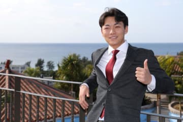楽天 ドラ1藤原「プロのバッターと早く対戦したい」キャンプ地沖縄入り「結果を出して1軍に勝ち残ることが目標」
