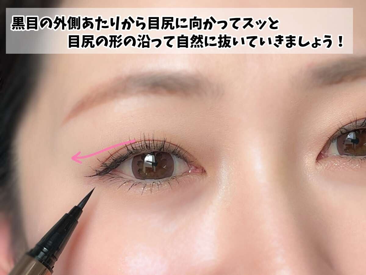 きつい目の女性がアイライナーで目尻を細く自然に引いている様子