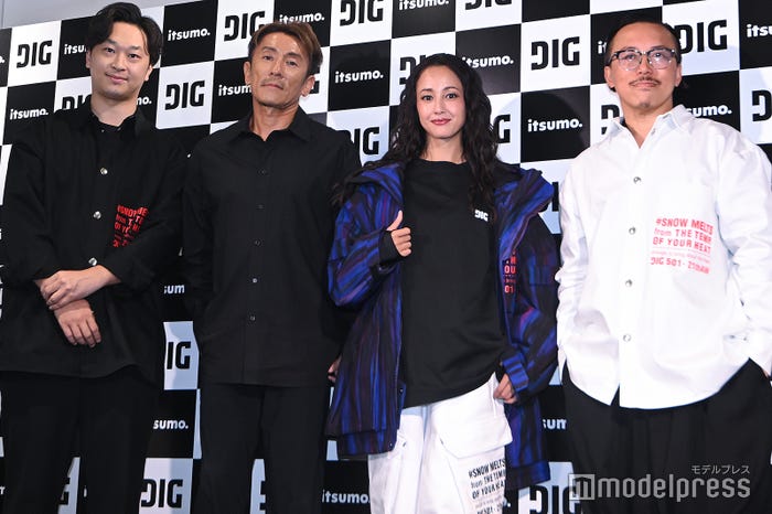 (左から)一法師拓門氏、西村晃一選手、沢尻エリカ、レスリー・キー氏(C)モデルプレス