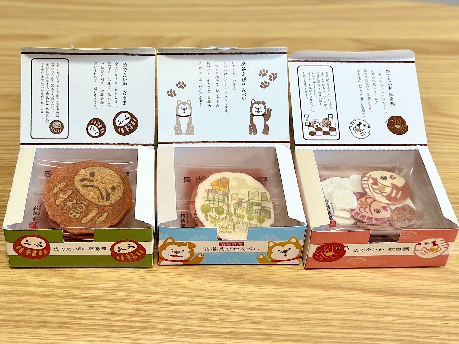 異なるデザインのえびせんべい。お祝いごとに渡してもよさそう！