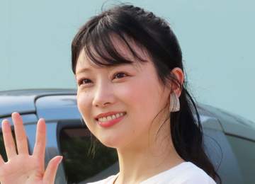 次長課長・河本準一と交際報道の美人タレント 重盛さと美とベッドでおそろいツーショ「ビジュ大爆発しすぎ」