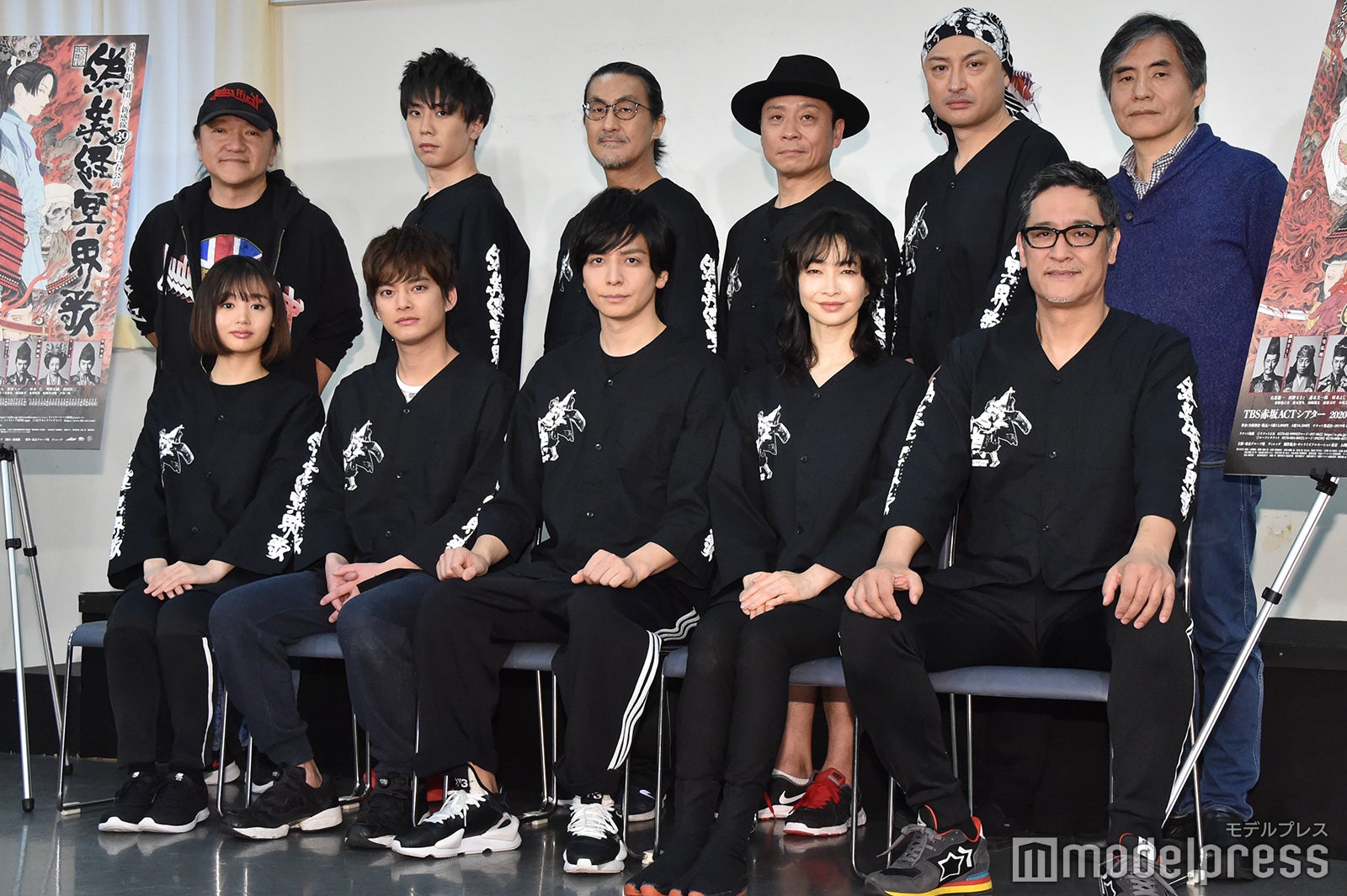 （前列左から）藤原さくら、中山優馬、生田斗真、りょう、橋本さとし（後列左から）いのうえひでのり氏、早乙女友貴、粟根まこと、三宅弘城、山内圭哉、中島かずき氏（C）モデルプレス