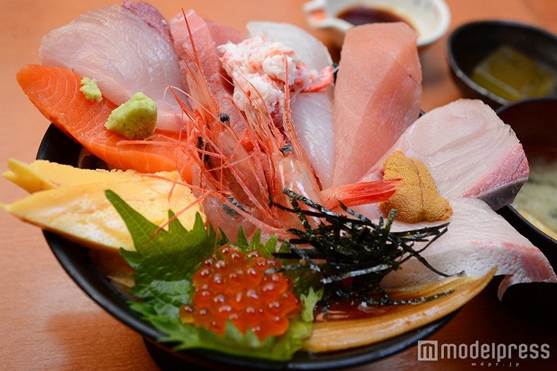 口から溢れるほど大きなネタ（C）モデルプレス