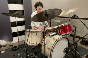 星野 源や大橋トリオらのサポートでも活躍のドラマー 神谷洵平は ドラムセットを15台持っている モデルプレス 星野 源や大橋トリオらのサポートでも活躍のドラマー 神谷洵平は ドラムセットを15台持っている モデルプレス