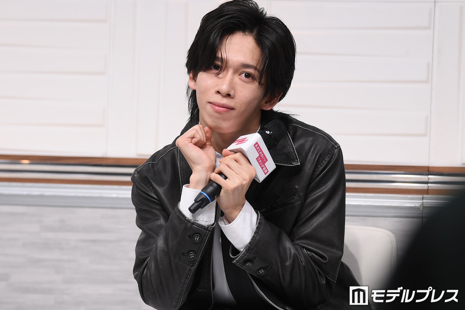 心奪われたシルバニアのとあるうさぎちゃんをマネする船津稜雅（C）モデルプレス