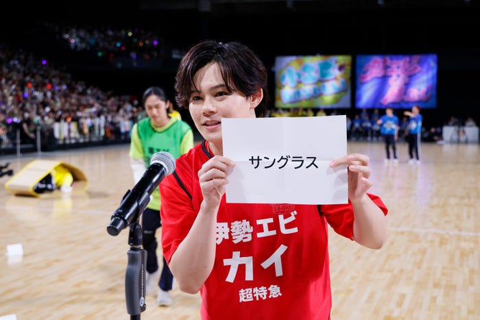 借り物競争でサングラスを引いたカイ(C)「DAN!DAN!EBiDAN!」製作委員会/笹森健一、高橋定敬