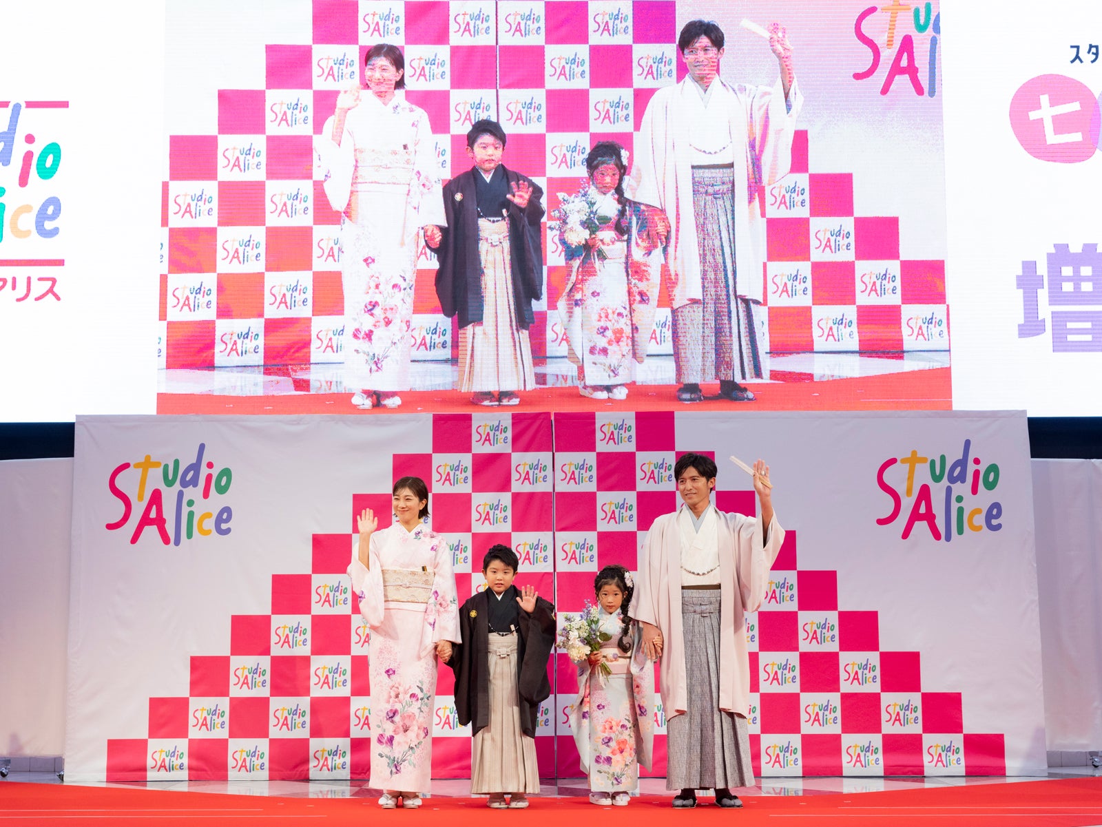 （左から）潮田玲子、長男・りゅうせいくん、長女・みれいちゃん、増嶋竜也（提供写真）