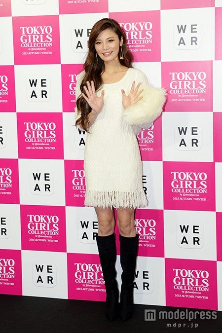 ファンの前に現れ歓声を浴びた島袋聖南【モデルプレス】