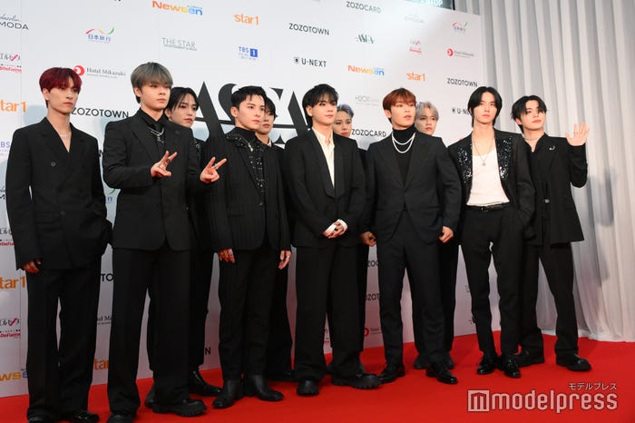 JO1(上段左から)佐藤景瑚、大平祥生、豆原一成、木全翔也、金城碧海、鶴房汐恩(下段左から)與那城奨、川尻蓮、河野純喜、川西拓実、白岩瑠姫(C)モデルプレス