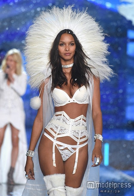 「Victoria’s Secret Fashion Show 2015」に出演した新エンジェルズのレイス・リベイロ／photo：GettyImages