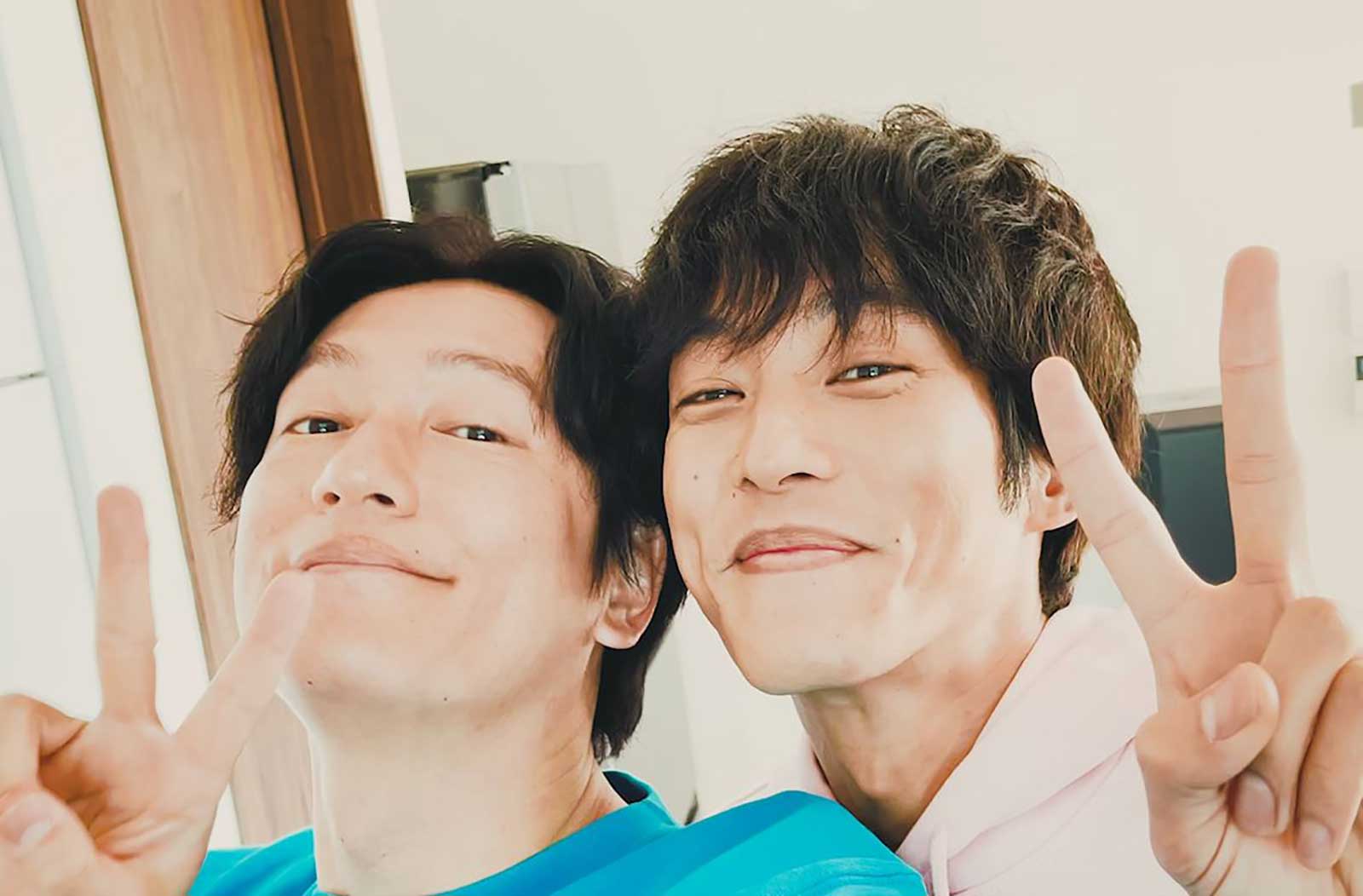 松坂桃李×井浦新の“いちゃラブ”な朝を覗き見 初めてのモーニングルーティーン動画撮影で照れ＜あのときキスしておけば＞