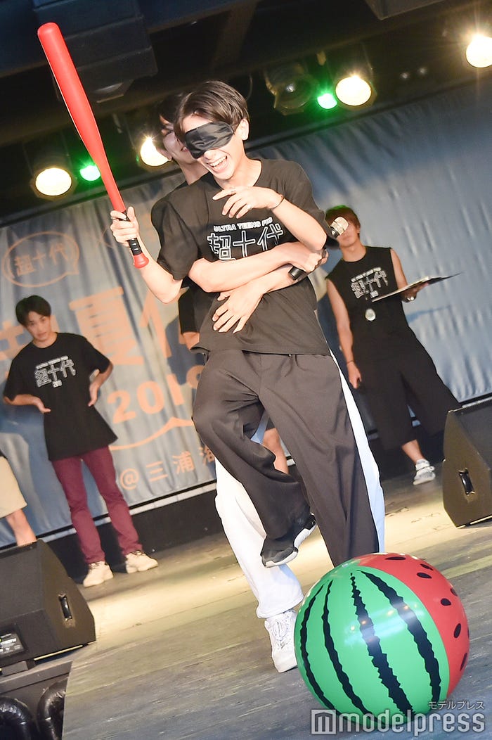 「超スイカ割り」ステージの様子(C)モデルプレス