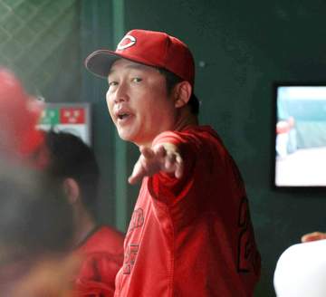 広島・新井監督 捕逸の石原を途中交代 石原コーチ「状況判断や投手のことも考えないと」 2戦連続零封負けで最下位転落