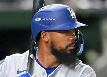 ドジャース テオスカーが四回に14号2ランで加点 ロバーツ監督が手荒く祝福 二回はタッカーの15号ソロで先制