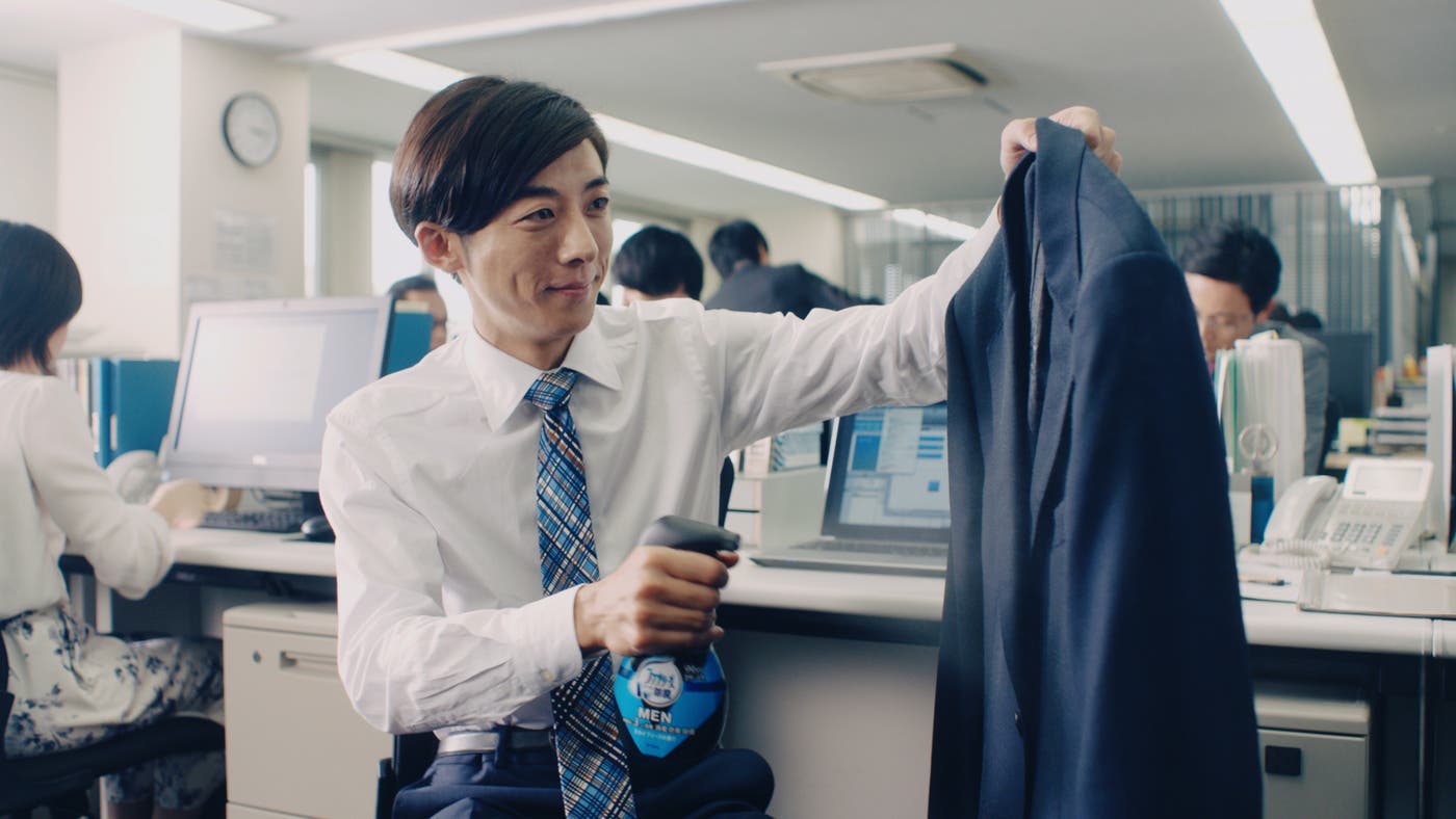 スーツを簡単リフレッシュ/ファブリーズMEN「頑張るMEN」Web動画より