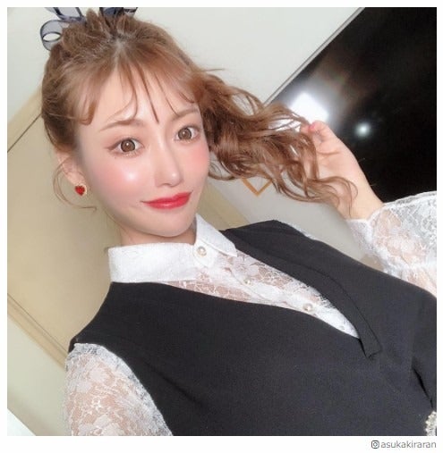 明日花キララ「お人形みたい」きらり輝くツヤ肌に絶賛の声殺到