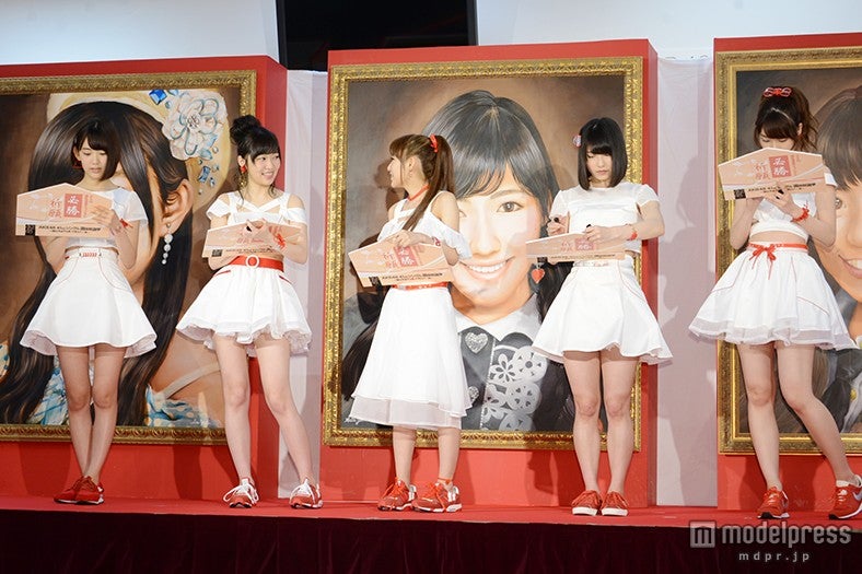 （左から）宮脇咲良、指原莉乃、高橋みなみ、横山由依、柏木由紀