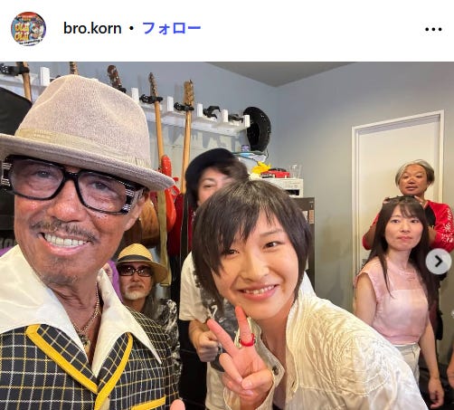 (右)裸眼のSUZUKA/ブラザー・コーンInstagramより