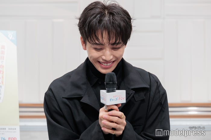 現場で“ゲラ”な高尾颯斗(C)モデルプレス