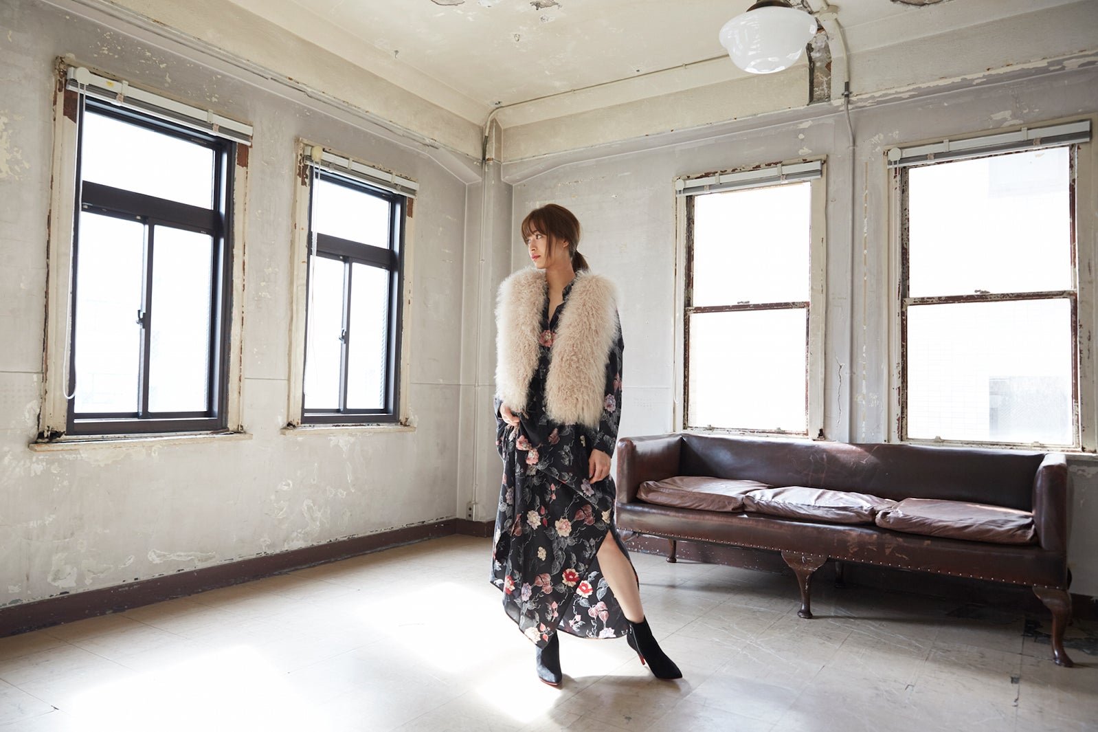 ファーベスト￥45,000／JILLSTUART　プリントワンピース￥66,000／エキップモン（サザビーリーグ）　ショートブーツ￥22,000／ダイアナ（ダイアナ 銀座本店）（C）TOPLOG